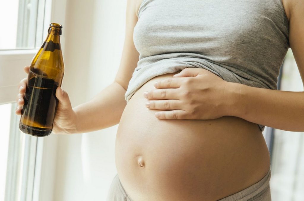 Беременная с бокалом пива