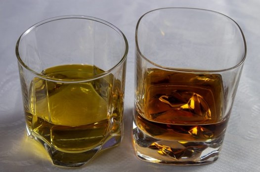 Справа бурбон, слева – виски